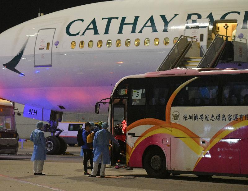 由香港特別行政區政府安排接載「鑽石公主號」郵輪上的香港居民的第二班包機今日（二月二十二日）凌晨抵達香港。圖示離開包機的香港居民登上旅遊巴士。