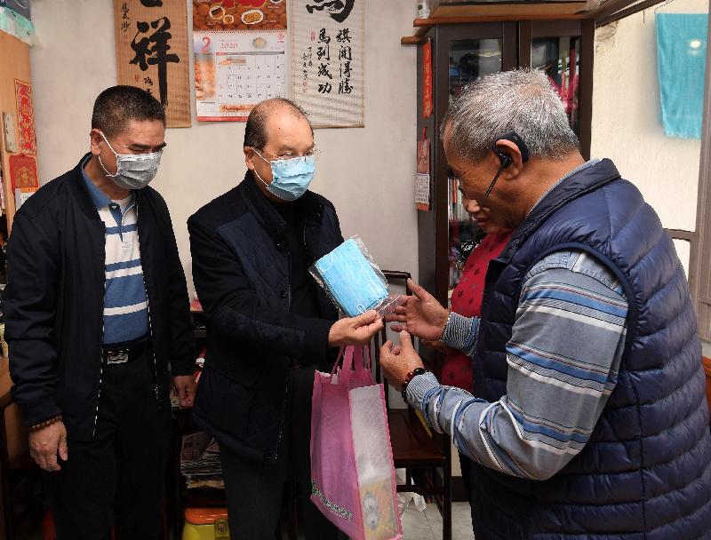 政務司司長張建宗（左二）今日（二月二十二日）到訪北角健康村，向住戶派發口罩等抗疫物資。