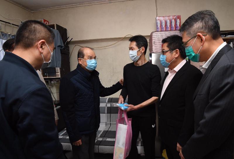 The Chief Secretary for the Administration, Mr Matthew Cheung Kin-chung, accompanied by District Officer (Eastern), Mr Simon Chan (first right), today (February 22) visited residents of the Healthy Village in North Point to distribute surgical masks and other anti-epidemic goods. Photo shows Mr Cheung (second left) chatting with a resident to understand better the impact of the epidemic on his daily life.
