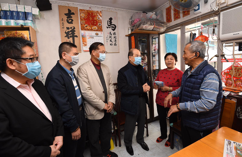 The Chief Secretary for the Administration, Mr Matthew Cheung Kin-chung, today (February 22) distributed surgical masks to elders and other residents of the Healthy Village in North Point. Photo shows Mr Cheung (third right) chatting with the residents to understand better the impact of the epidemic on their daily life.