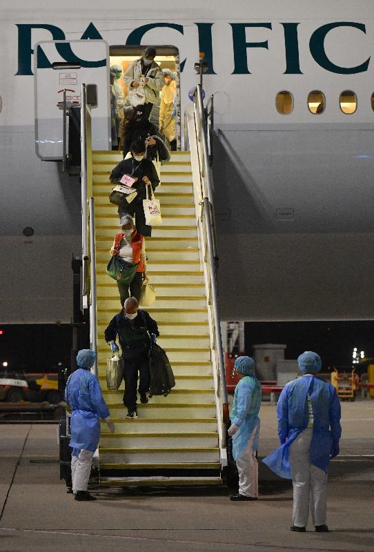 由香港特別行政區政府安排接載「鑽石公主號」郵輪上的香港居民的第三班包機已於今日（二月二十三日）上午抵達香港。圖示該五名香港居民離開包機。