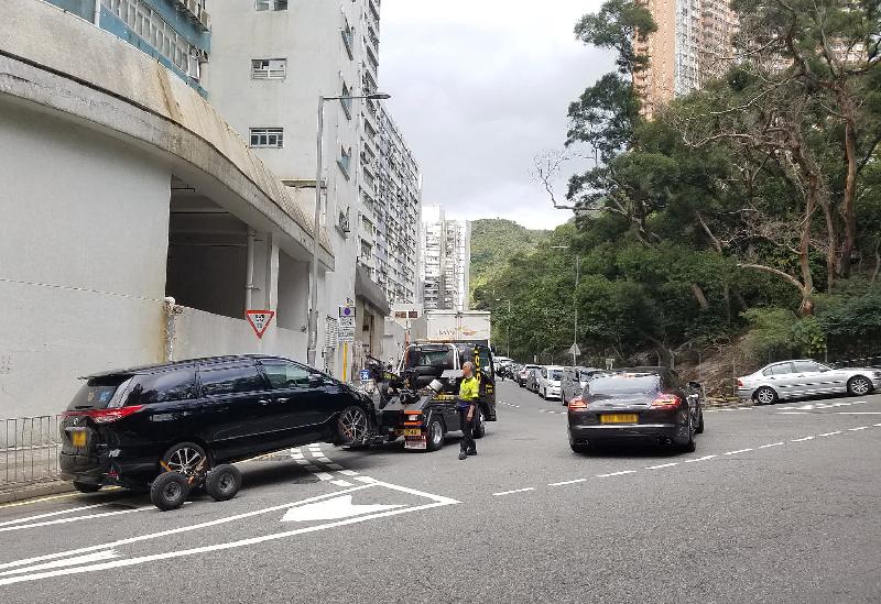 New Territories South Region is conducting a three-day traffic enforcement operation against illegal parking in Tsuen Wan, Kwai Tsing, Sha Tin, Airport and Lantau police districts from February 24 to 26, with a view to ensuring road safety and smooth traffic flow. Photo shows a vehicle causing road obstruction was being towed away on the first day (February 24) of the operation.
