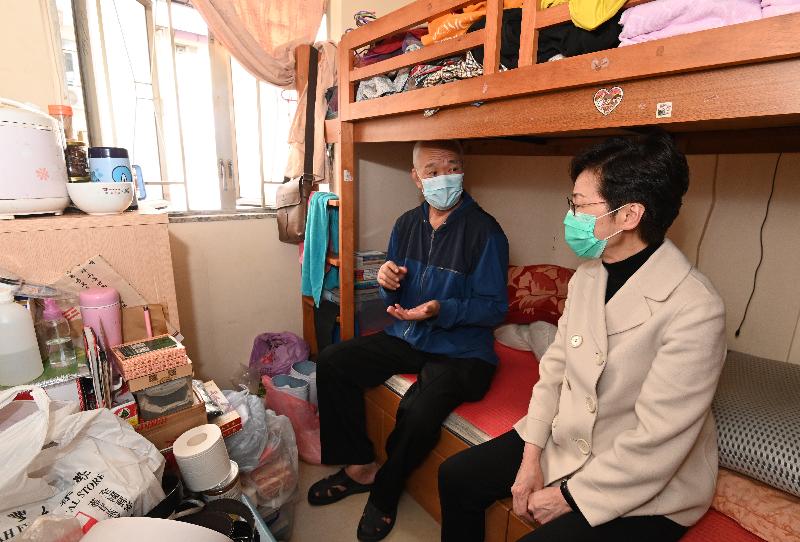 行政長官林鄭月娥（右）今日（二月二十五日）下午到訪深水埗，向居於「劏房」的長者派發口罩等防疫用品。