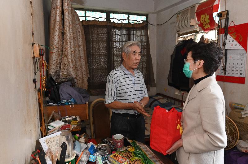 行政長官林鄭月娥（右）今日（二月二十五日）下午到訪深水埗，向居於「劏房」的長者派發口罩等防疫用品。