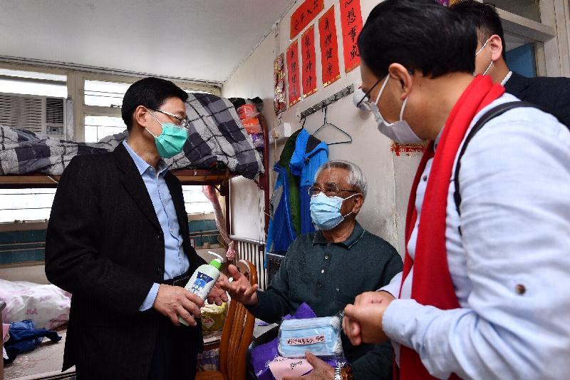 During his visit to Yiu On Estate in Ma On Shan this afternoon (February 25), the Secretary for Security, Mr John Lee (first left), visited an elderly family with representatives of the New Territories Association of Societies to convey the Government's warmest regards.  