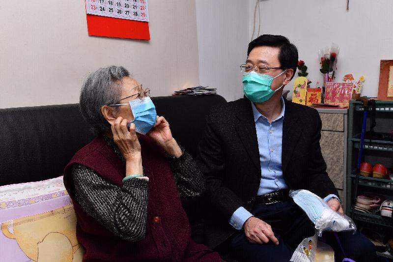 The Secretary for Security, Mr John Lee (right), chatted with an elder residing in Yiu On Estate, Ma On Shan this afternoon (February 25) to better understand the impact of the epidemic on her daily life.
