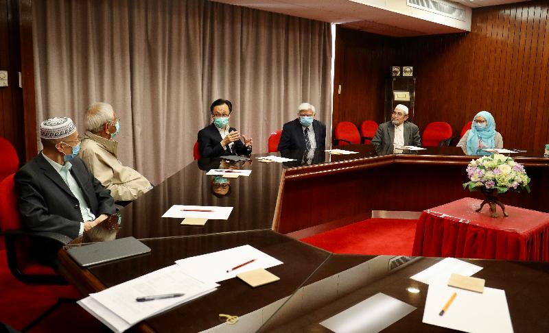 政制及内地事务局局长聂德权（左三）今日（二月二十七日）到访香港伊斯兰联会，向该会的少数族裔人士讲解政府对抗2019冠状病毒病的措施和最新疫情发展。
 
