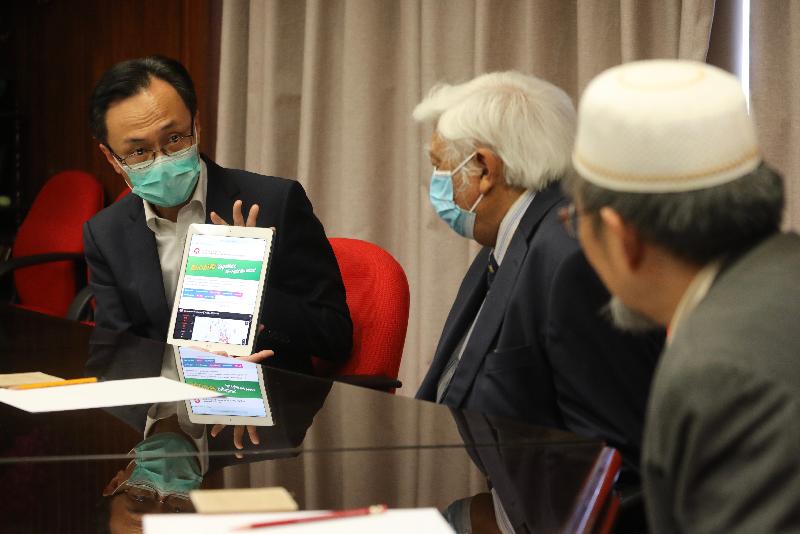 The Secretary for Constitutional and Mainland Affairs, Mr Patrick Nip (first left), visited the Islamic Union of Hong Kong today (February 27). Photo shows Mr Nip introducing to the ethnic minorities of the Union the one-stop thematic website on COVID-19 set up by the Government to enable them to have a better grasp of the epidemic information.