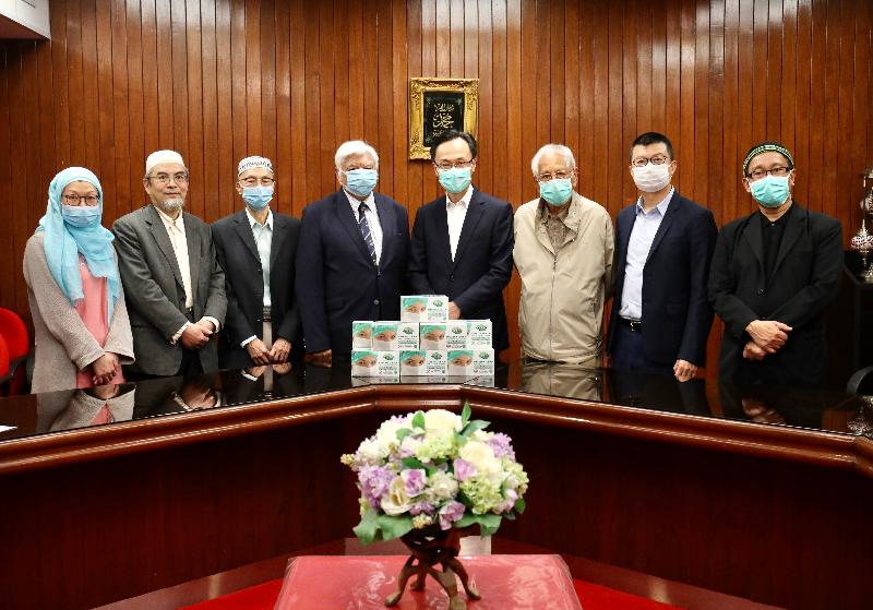 The Secretary for Constitutional and Mainland Affairs, Mr Patrick Nip, visited the Islamic Union of Hong Kong today (February 27) to explain to the ethnic minorities of the Union Hong Kong's anti-epidemic measures and present them with surgical masks. Mr Nip (fourth right) is pictured with representatives of the Union.
