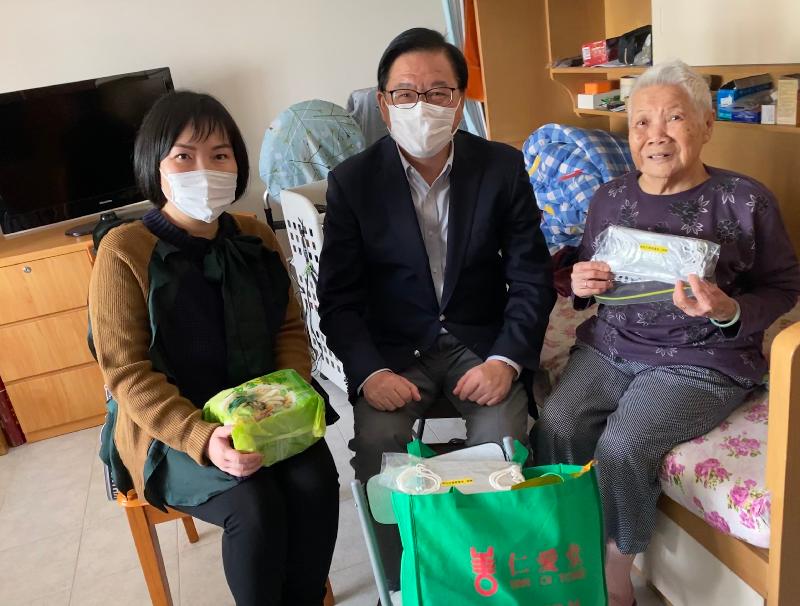 Non-official Member of the Executive Council Mr Jeffrey Lam (centre), accompanied by District Officer (Tuen Mun), Ms Aubrey Fung (left), joined representatives of Yan Oi Tong yesterday (February 27) to visit and distribute surgical masks and other anti-epidemic goods to the elderly in Tai Hing Estate in Tuen Mun.