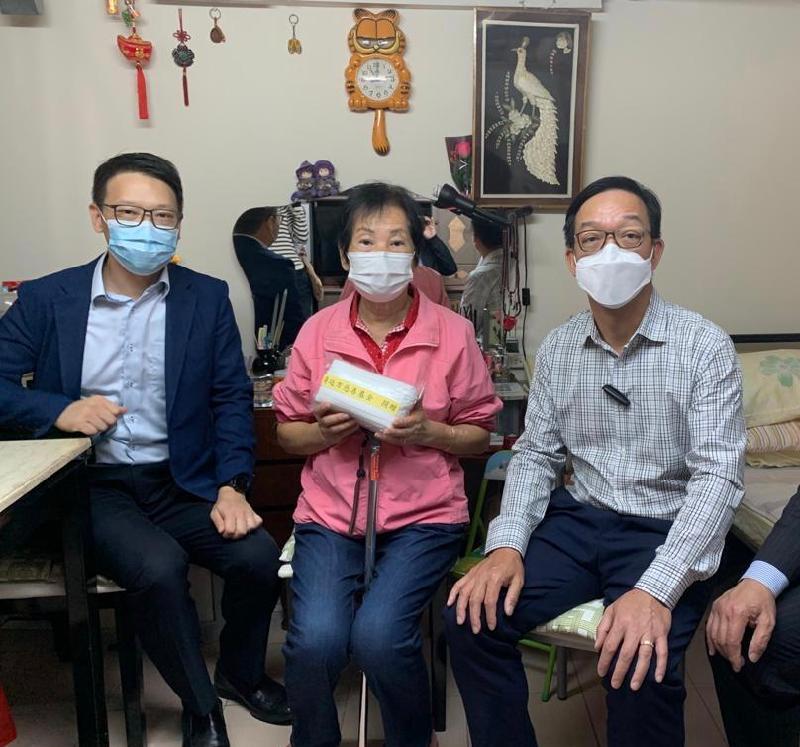 Non-official Member of the Executive Council Mr Kenneth Lau (right), accompanied by District Officer (Yuen Long), Mr Enoch Yuen (left), joined representatives of Pok Oi Hospital yesterday (February 27) to visit and distribute surgical masks and other anti-epidemic goods to the elderly in Tai Kei Ling Tsuen in Yuen Long.
