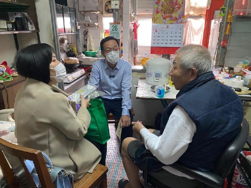 Non-official Member of the Executive Council Mr Kenneth Lau (centre), accompanied by District Officer (Tuen Mun), Ms Aubrey Fung (left), joined representatives of Yan Oi Tong today (February 28) to visit and distribute surgical masks and other anti-epidemic goods to the elderly in Tai Hing Estate in Tuen Mun.