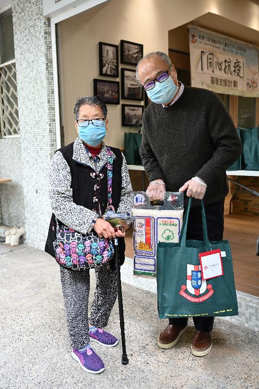 Non-official Member of the Executive Council Mr Chow Chung-kong (right) joined representatives of Tung Wah Group of Hospitals today (February 28) to distribute surgical masks and anti-epidemic goods to the elderly in Pak Tin Estate in Sham Shui Po.