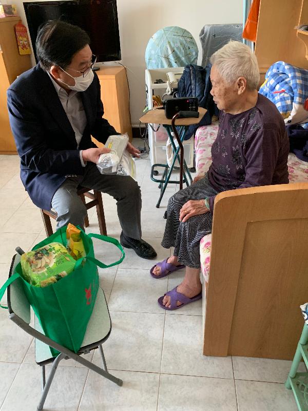 Non-official Member of the Executive Council Mr Jeffrey Lam (left) joined representatives of Yan Oi Tong yesterday (February 27) to visit and distribute surgical masks and other anti-epidemic goods to the elderly in Tai Hing Estate in Tuen Mun.
