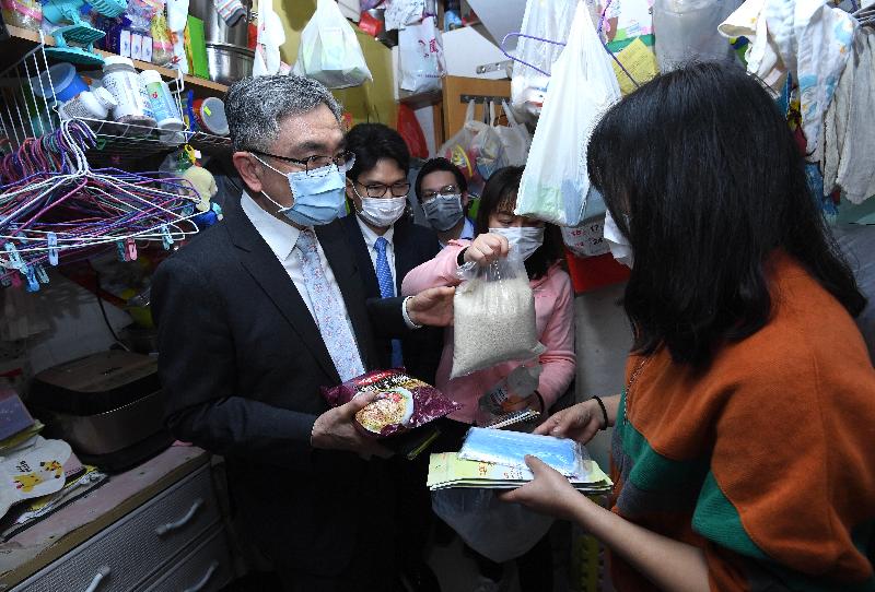 財經事務及庫務局局長劉怡翔（左一）和副局長陳浩濂（左二）今日（二月二十八日）到深水埗區探訪新來港家庭，向他們送贈防疫包和口罩。

