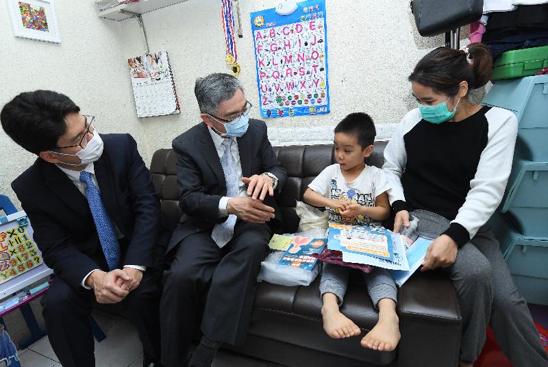 The Secretary for Financial Services and the Treasury, Mr James Lau, visited new-arrival families in Sham Shui Po District today (February 28). Photo shows Mr Lau (second left) distributing anti-epidemic packs and surgical masks to them. Accompanying him is the Under Secretary for Financial Services and the Treasury, Mr Joseph Chan (first left).