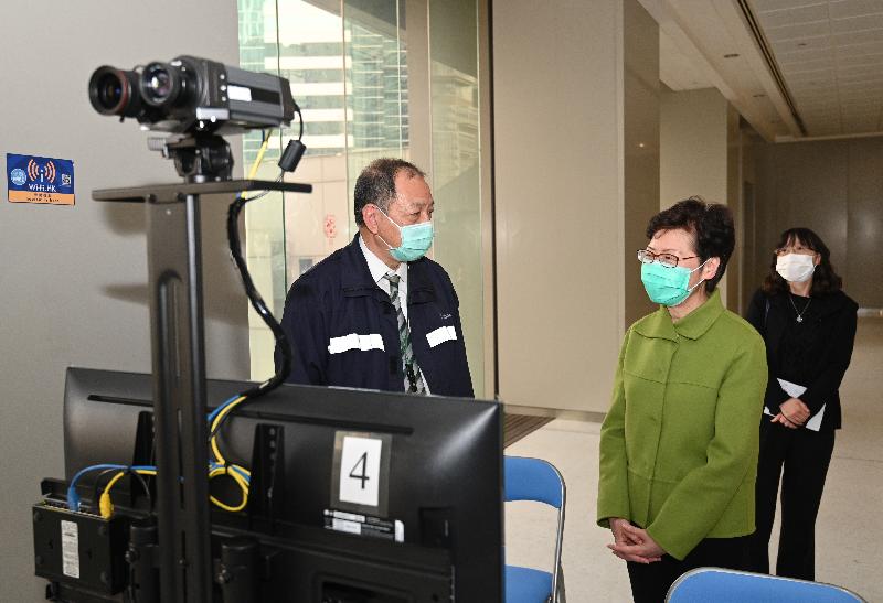 After visiting Lei Muk Shue Fire Station cum Ambulance Depot in Kwai Chung, the Chief Executive, Mrs Carrie Lam, visited the Queensway Government Offices today (February 28) to inspect the infection control measures to be implemented to prepare for the gradual resumption of more public services next Monday (March 2). Photo shows Mrs Lam (second right), accompanied by the Government Property Administrator, Ms Leonia Tai (first right), chatting with a frontline worker.