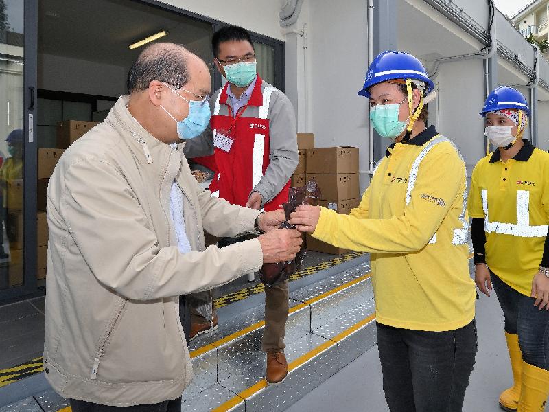 The Chief Secretary for Administration and Chairman of the Anti-epidemic Fund Steering Committee, Mr Matthew Cheung Kin-chung, today (February 29) visited Lei Yue Mun Park and Holiday Village to inspect the newly developed temporary quarantine facilities that will soon commence operation. Photo shows Mr Cheung (first left) handing out a gift pack to contractor staff to express his gratitude for their relentless efforts to complete the new units within an extremely short period.