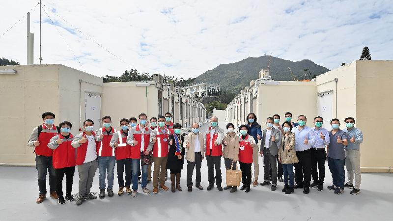 The Chief Secretary for Administration and Chairman of the Anti-epidemic Fund Steering Committee, Mr Matthew Cheung Kin-chung, today (February 29) visited Lei Yue Mun Park and Holiday Village to inspect the newly developed temporary quarantine facilities that will soon commence operation. Mr Cheung (front row, ninth left) and the Director of Architectural Services, Mrs Sylvia Lam (front row, eighth left), are pictured with Architectural Services Department colleagues and contractor staff.