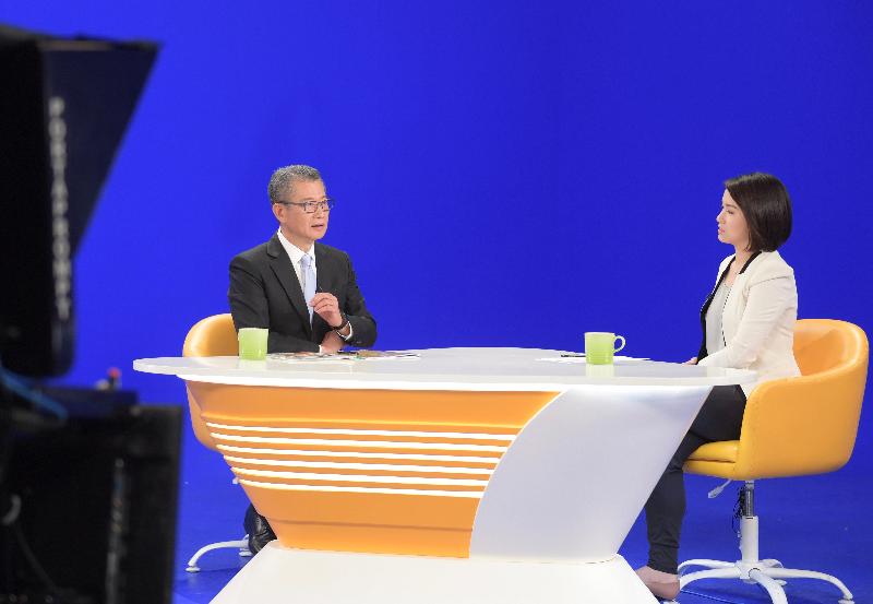 財政司司長陳茂波（左）今日（三月一日）上午出席無綫電視節目《講清講楚》，回應有關二零二零至二一年度《財政預算案》的提問。