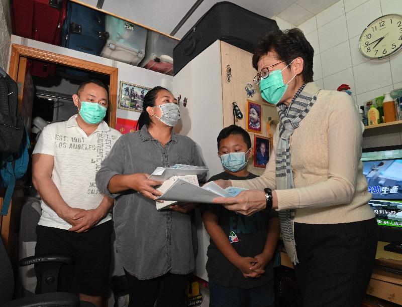 The Chief Executive, Mrs Carrie Lam, joined an activity of the New Home Association to visit ethnic minority families and distribute face masks and other daily necessities to them in Yau Tsim Mong district this evening (March 1).