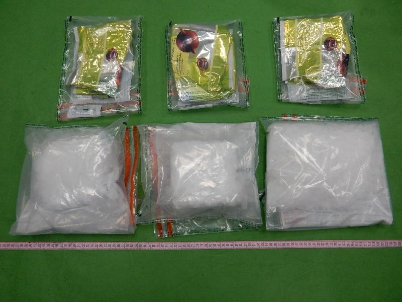 Hong Kong Customs yesterday (February 29) detected two passenger drug trafficking cases at Hong Kong International Airport. About 3 kilograms of suspected methamphetamine and 4.5 kilograms of suspected liquid cocaine with an estimated market value of about $7 million were seized in total. Photo shows the suspected methamphetamine seized. 