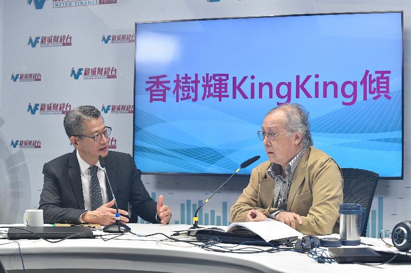 財政司司長陳茂波（左）今日（三月二日）上午出席新城財經台節目《香樹輝King King傾》，回應有關二零二零至二一年度《財政預算案》的提問。