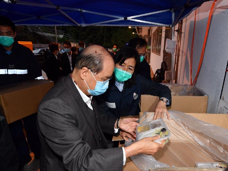 The Chief Secretary for Administration, Mr Matthew Cheung Kin-chung, today (March 2) visited the quarantine centre at Chun Yeung Estate to observe its operation and inspected the quarantine preparatory arrangements for Hong Kong residents returning to Hong Kong from Wuhan soon. Photo shows Mr Cheung (left) learning about the meals arrangement for people undergoing quarantine.