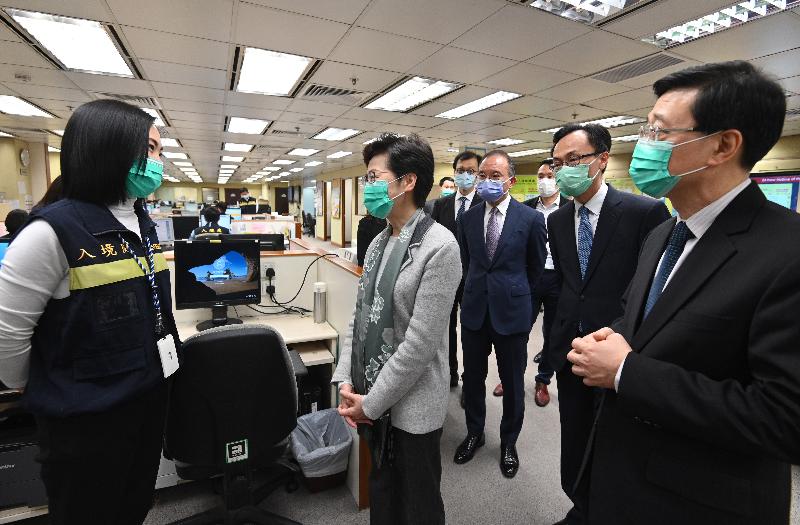 The Chief Executive, Mrs Carrie Lam, visited the office of the Assistance to Hong Kong Residents Unit of the Immigration Department (ImmD) in Wan Chai this afternoon (March 2), expressing her gratitude to personnel of the ImmD for standing fast at their posts during the epidemic. Photo shows Mrs Lam (fourth right), accompanied by the Secretary for Security, Mr John Lee (first right); the Secretary for Constitutional and Mainland Affairs, Mr Patrick Nip (second right) and the Director of Immigration, Mr Erick Tsang (third right), chatting with an Immigration officer.