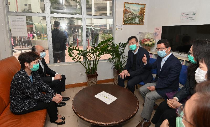 The Chief Executive, Mrs Carrie Lam (first left) visited Cheung Hong Estate in Tsing Yi today (March 4) to inspect Hong Mei House where confirmed cases involving residents of units on different floors were reported earlier. She also met with personnel of the Housing Department, the Home Affairs Department and the Police to thank them for their tireless efforts in doing follow-up work to safeguard public health. Photo shows Mrs Lam and the Secretary for Transport and Housing, Mr Frank Chan Fan (second left), being briefed by the Assistant Director of Housing (Estate Management) 3, Mr Steve Luk (fourth right); the District Officer (Kwai Tsing), Mr Kenneth Cheng (third right); and colleagues from the Police and other government departments on their experience in the operation to evacuate relevant residents, assistance to the Department of Health in investigating the source of infection and enforcement of a series of infection control measures last month.