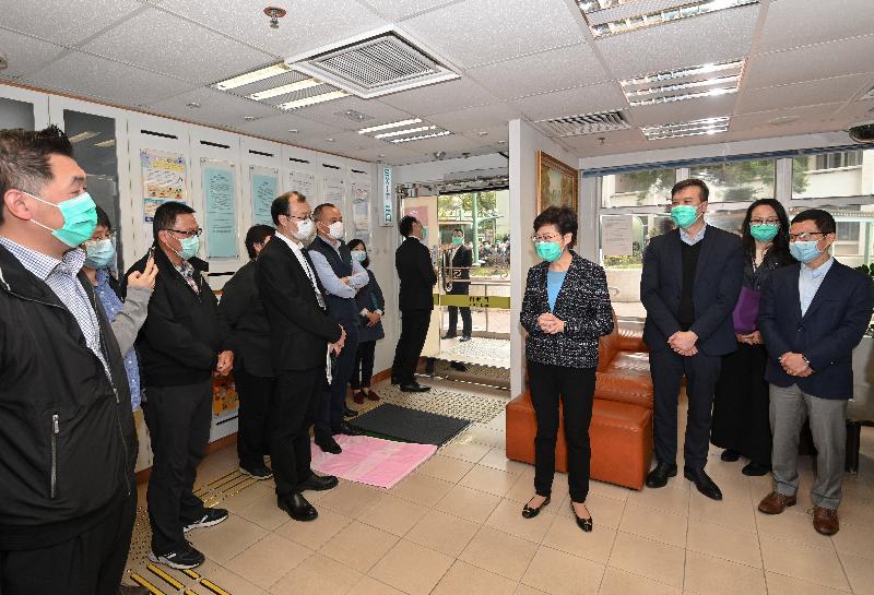 The Chief Executive, Mrs Carrie Lam (fourth right) visited Cheung Hong Estate in Tsing Yi today (March 4) to inspect Hong Mei House where confirmed cases involving residents of units on different floors were reported earlier. She also met with personnel of the Housing Department, the Home Affairs Department and the Police to thank them for their tireless efforts in doing follow-up work to safeguard public health. Photo shows Mrs Lam chatting with government colleagues who participated in enforcing infection control measures last month.