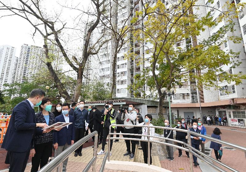 The Chief Executive, Mrs Carrie Lam (second left) visited Cheung Hong Estate in Tsing Yi today (March 4) to inspect Hong Mei House where confirmed cases involving residents of units on different floors were reported earlier. She also met with personnel of the Housing Department, the Home Affairs Department and the Police to thank them for their tireless efforts in doing follow-up work to safeguard public health. Photo shows Mrs Lam viewing the units that had confirmed cases and their drainage system from an area outside Hong Mei House.