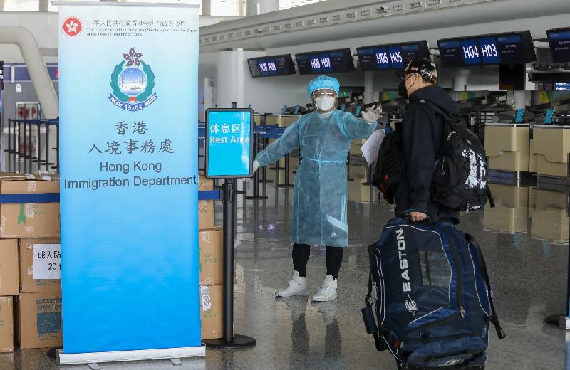 The Hong Kong Special Administrative Region Government today (March 4) sent the first batch of chartered flights to bring back Hong Kong residents stranded in Hubei Province to Hong Kong. Photo shows staff members from the Immigration Department showing Hong Kong residents the departure procedures at the Wuhan Tianhe International Airport.