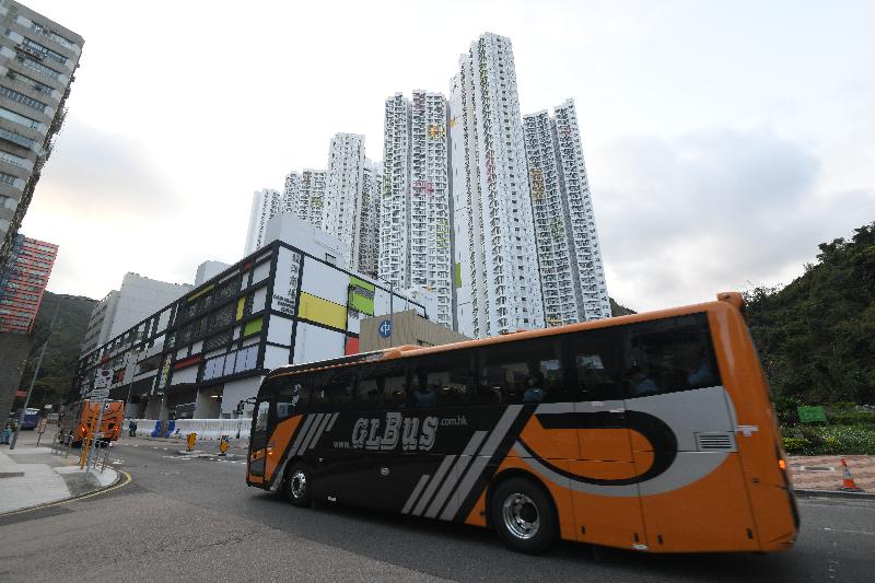 接載今日（三月五日）從湖北省返港的香港居民的旅遊巴士駛往隔離設施。