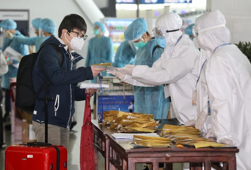 Airline staff distributes air tickets at the Wuhan Tianhe International Airport this morning (March 5) to stranded Hong Kong residents in Hubei who will take the chartered flight back to Hong Kong this afternoon.