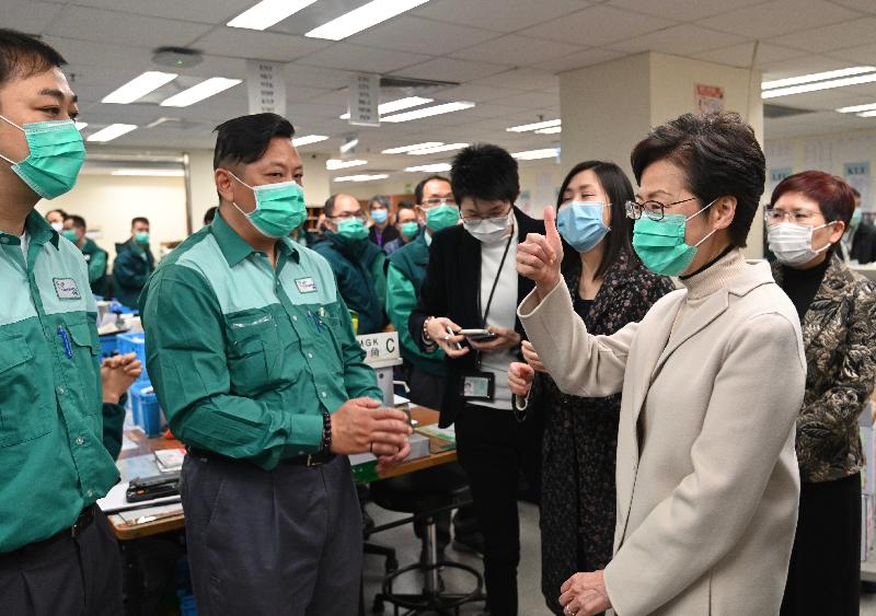 The Chief Executive, Mrs Carrie Lam, visited the Kowloon Speedpost Operations Centre at Lei Yue Mun Estate in Yau Tong today (March 6). Photo shows Mrs Lam (second right), accompanied by the Postmaster General, Miss Cathy Chu (third right), thanking postal staff for working tirelessly during the epidemic.
