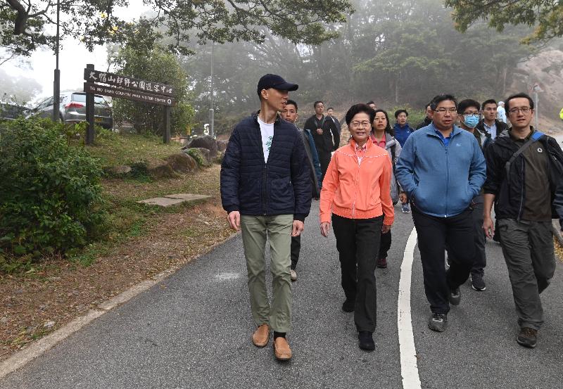 The Chief Executive, Mrs Carrie Lam (front row, second left), accompanied by the Secretary for the Environment, Mr Wong Kam-sing (front row, first left), and the Director of Agriculture, Fisheries and Conservation, Dr Leung Siu-fai (front row, second right), visited Tai Mo Shan Country Park this morning (March 7) to learn more about the management of the park amid the epidemic.