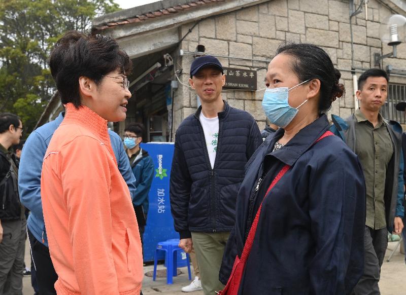 The Chief Executive, Mrs Carrie Lam, accompanied by the Secretary for the Environment, Mr Wong Kam-sing, and the Director of Agriculture, Fisheries and Conservation, Dr Leung Siu-fai, visited Tai Mo Shan Country Park this morning (March 7) to learn more about the management of the park amid the epidemic. Picture shows Mrs Lam (first left) chatting with a cleaning worker while Mr Wong (second left) looks on.