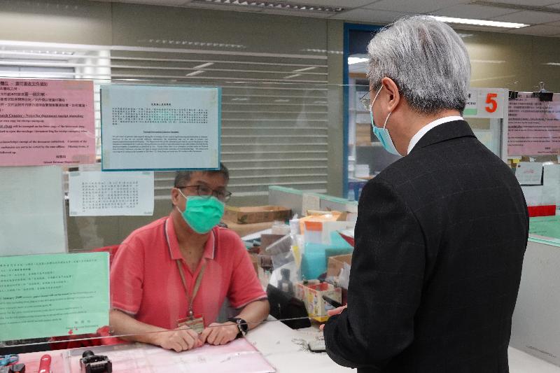 公務員事務局局長羅智光今日（三月十日）視察稅務局在疫情下提供的櫃位服務。圖示羅智光（右）與前線同事交談，了解他的工作情況。



