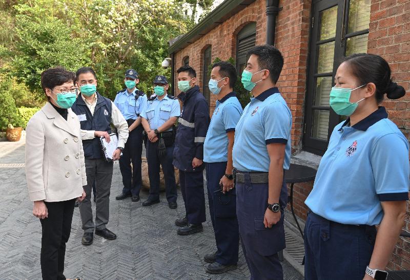 The Chief Executive, Mrs Carrie Lam (first left), visited members of the Civil Aid Service at the quarantine centre located at Heritage Lodge in the Jao Tsung-I Academy earlier.