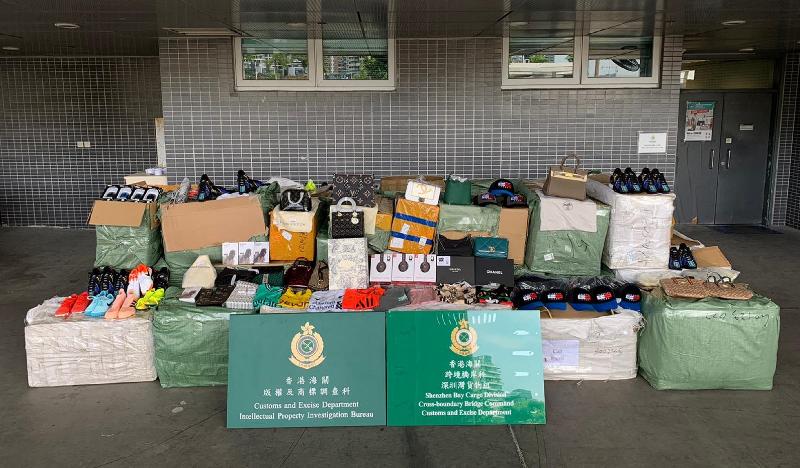 香港海關三月九日在深圳灣管制站檢獲約一萬八千件懷疑冒牌物品，估計市值約一百萬元。