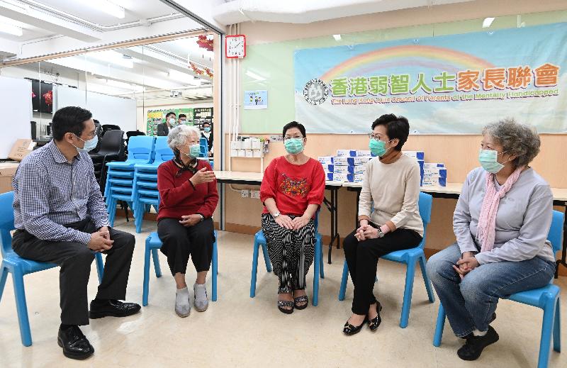 The Chief Executive, Mrs Carrie Lam (second right), visited the Hong Kong Joint Council of Parents of the Mentally Handicapped in Sham Shui Po this afternoon (March 14) and gave the organisation face masks donated earlier by various sectors to the Hong Kong Special Administrative Region Government.