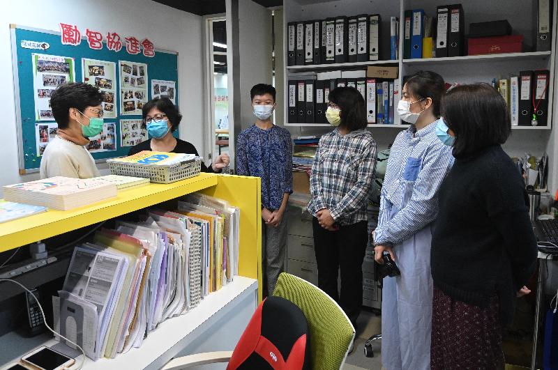 The Chief Executive, Mrs Carrie Lam (first left), visited the Intellectually Disabled Education and Advocacy League Limited in Sham Shui Po this afternoon (March 14) and gave the organisation face masks donated earlier by various sectors to the Hong Kong Special Administrative Region Government.