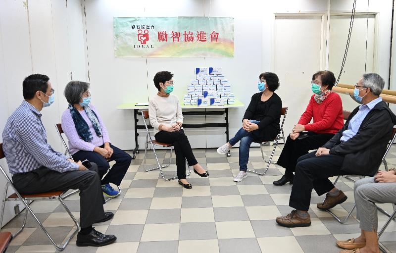 The Chief Executive, Mrs Carrie Lam (third left), visited the Intellectually Disabled Education and Advocacy League Limited in Sham Shui Po this afternoon (March 14) and gave the organisation face masks donated earlier by various sectors to the Hong Kong Special Administrative Region Government.