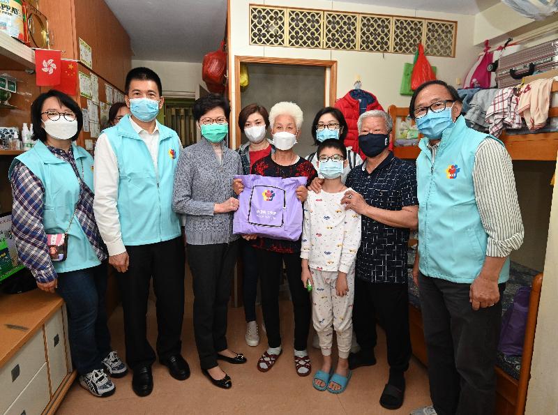 The Chief Executive, Mrs Carrie Lam, today (March 15) joined members of the Hong Kong Volunteers Federation to distribute face masks in Tin Shui Wai and Lau Fau Shan. Picture shows Mrs Lam (third left)  visiting a family with elderly residents at Tin Yan Estate, Tin Shui Wai, where she helped distribute anti-epidemic kits containing face masks to them.

