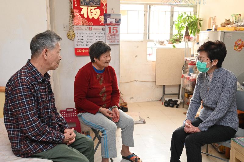 The Chief Executive, Mrs Carrie Lam, today (March 15) joined members of the Hong Kong Volunteers Federation to distribute face masks in Tin Shui Wai and Lau Fau Shan. Picture shows Mrs Lam (first right) visiting a family with elderly residents at Tin Yan Estate, Tin Shui Wai, where she helped distribute anti-epidemic kits containing face masks to them.

