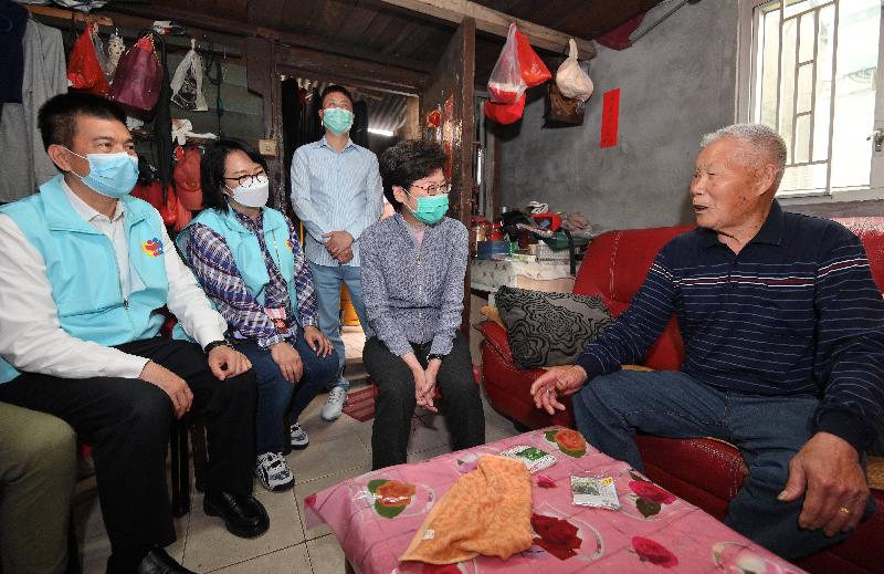 The Chief Executive, Mrs Carrie Lam, today (March 15) joined members of the Hong Kong Volunteers Federation to distribute face masks in Tin Shui Wai and Lau Fau Shan. Picture shows Mrs Lam (second right) visiting an elderly person in a village in Lau Fau Shan to distribute an anti-epidemic kit containing face masks to him.




