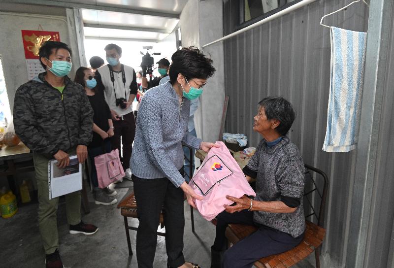 The Chief Executive, Mrs Carrie Lam, today (March 15) joined members of the Hong Kong Volunteers Federation to distribute face masks in Tin Shui Wai and Lau Fau Shan. Picture shows Mrs Lam (second right) visiting an elderly person in a village in Lau Fau Shan to distribute an anti-epidemic kit containing face masks to her.


