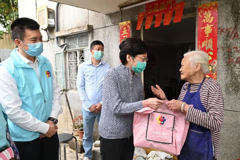 The Chief Executive, Mrs Carrie Lam, today (March 15) joined members of the Hong Kong Volunteers Federation to distribute face masks in Tin Shui Wai and Lau Fau Shan. Picture shows Mrs Lam (second right) visiting an elderly person in a village in Lau Fau Shan to distribute an anti-epidemic kit containing face masks to her.



