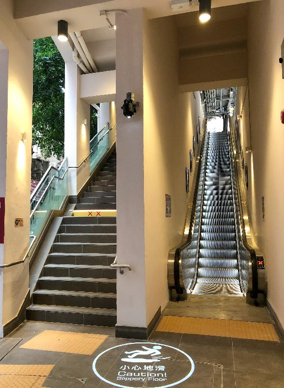 Ruttonjee Hospital announced today (March 16) the reopening of the entrance adjacent to 55 Wan Chai Road upon completion of construction of barrier-free access to improve convenience and comfort. Photo shows the newly constructed escalator at Ruttonjee Hospital.